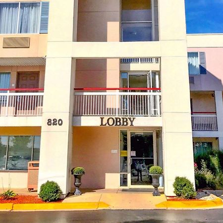 Econo Lodge Willowbrook Eksteriør billede