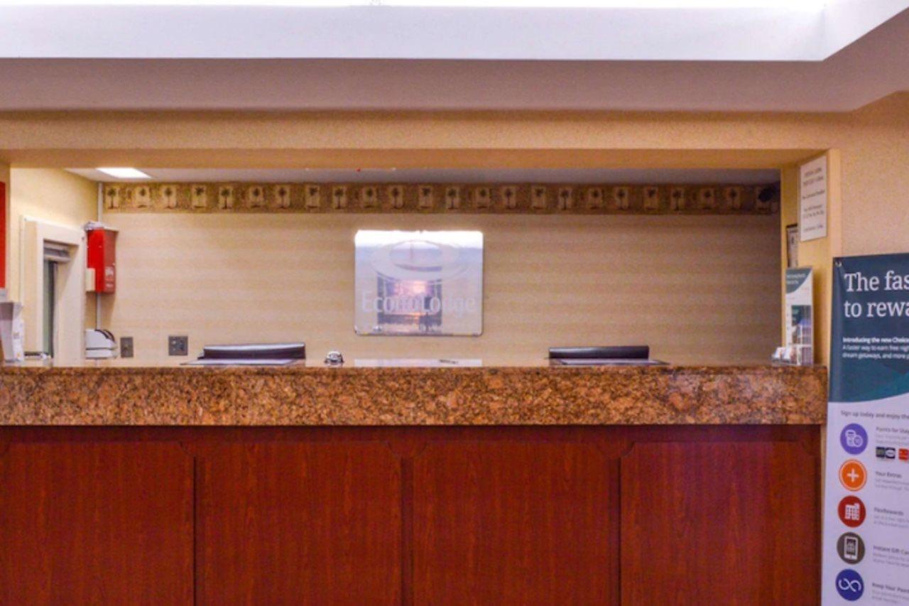 Econo Lodge Willowbrook Eksteriør billede