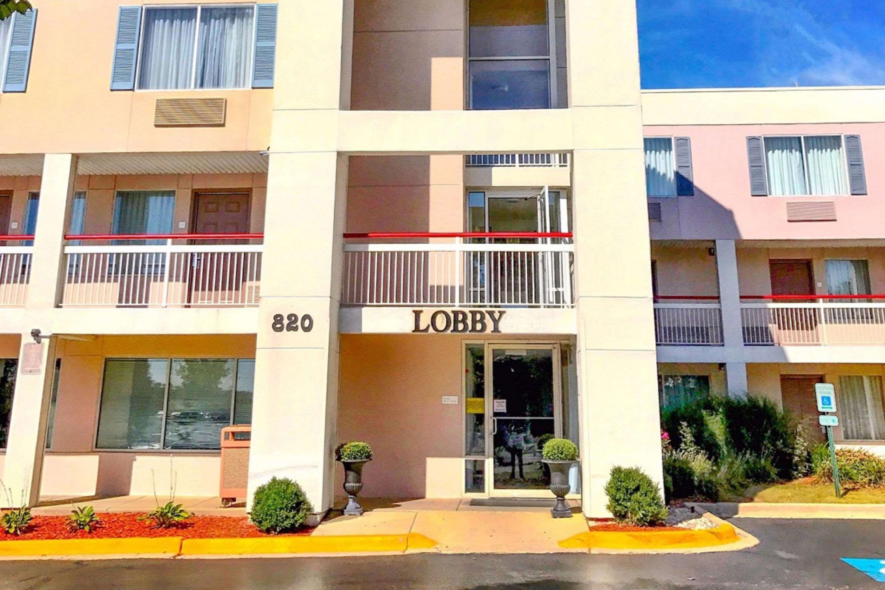 Econo Lodge Willowbrook Eksteriør billede