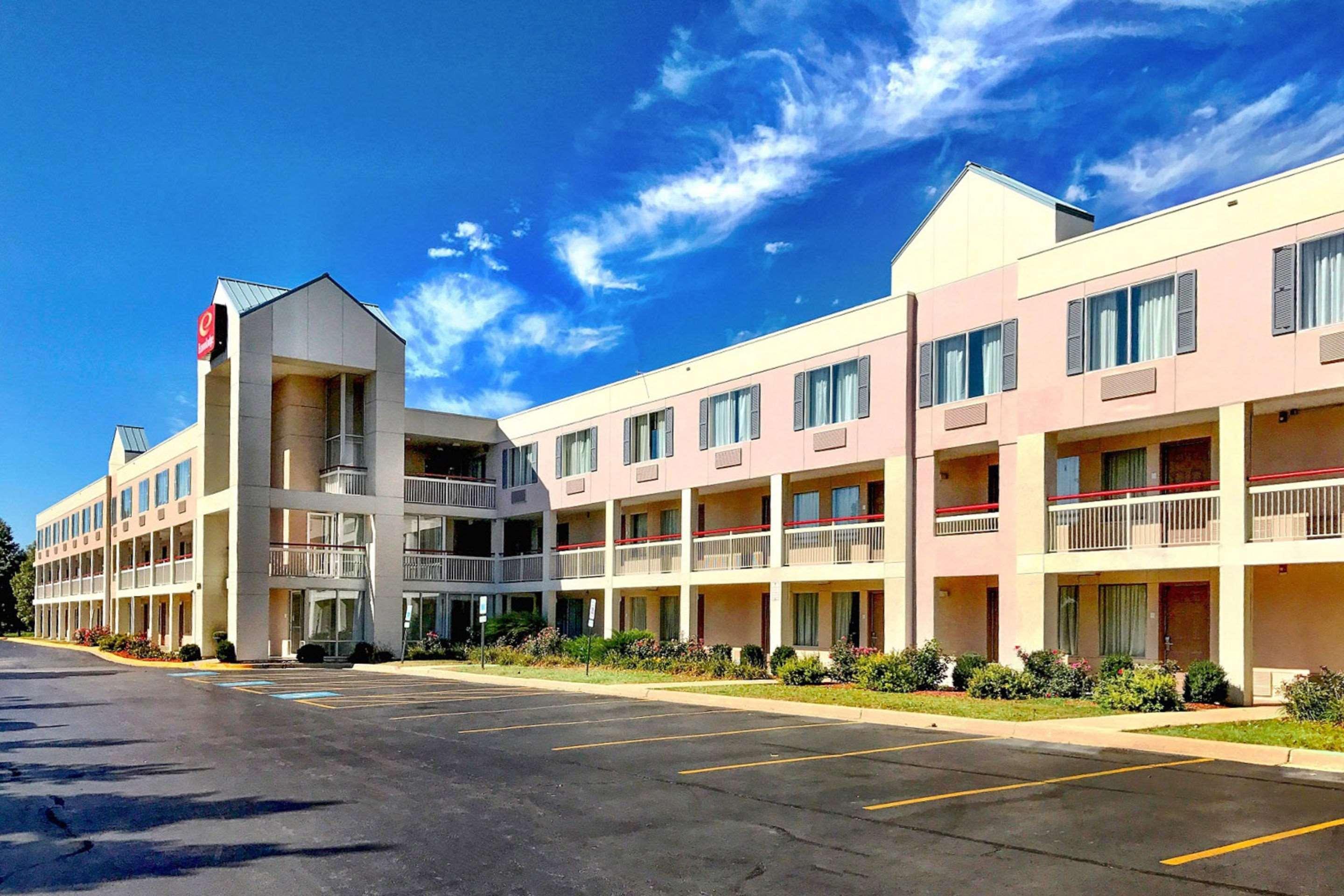 Econo Lodge Willowbrook Eksteriør billede